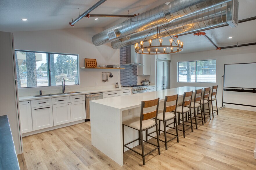 Primary Photo Of 858 E White Mountain Blvd, Pinetop Hotel For Sale