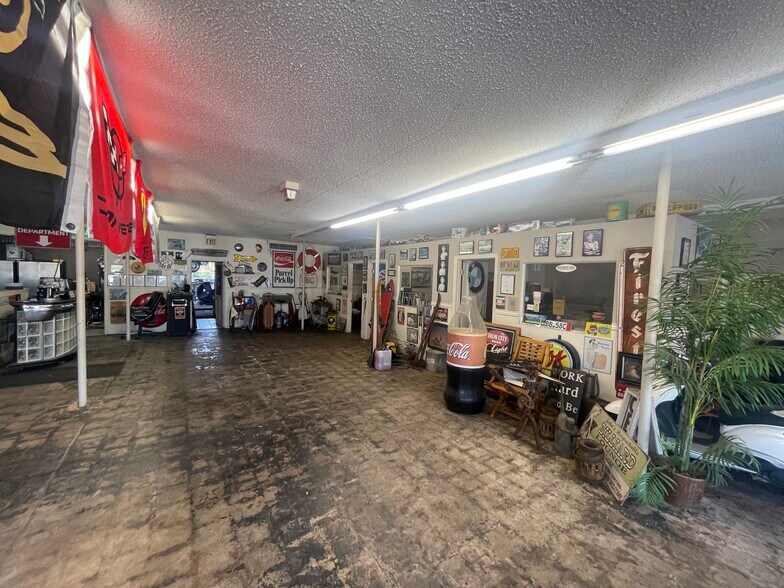 More Photos Of 82 N Yonge St, Ormond Beach General Retail For Sale