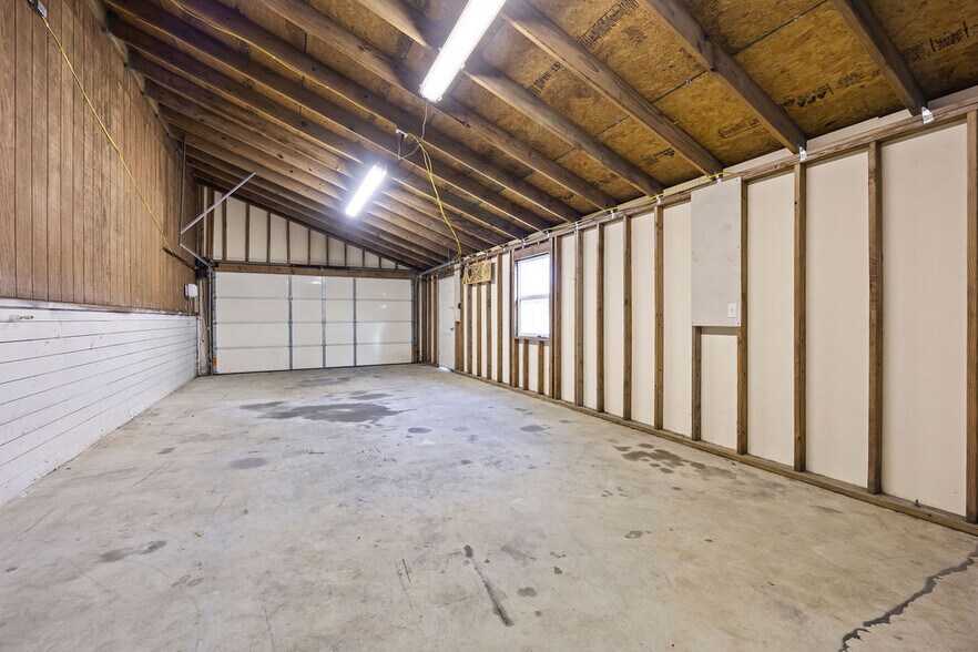 More Photos Of 121 S Nelson Ave, Gentry Light Manufacturing For Lease