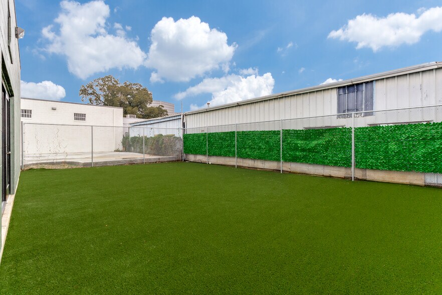 More Photos Of 4840 Memphis St, Dallas Warehouse For Sale