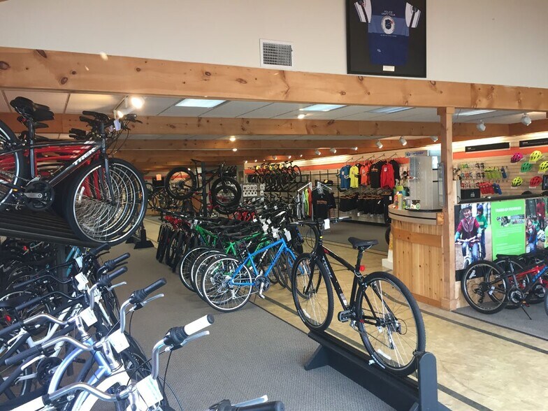 More Photos Of 1421 S Main St, West Bend Freestanding For Sale