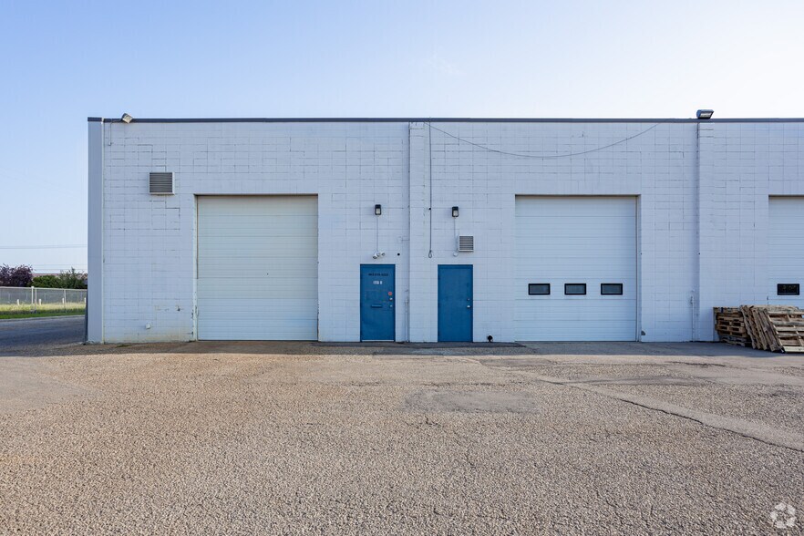 More Photos Of 1925 39th Ave NE, Calgary Showroom For Lease