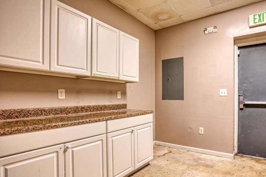 More Photos Of 10510 Abercorn St, Savannah Freestanding For Lease