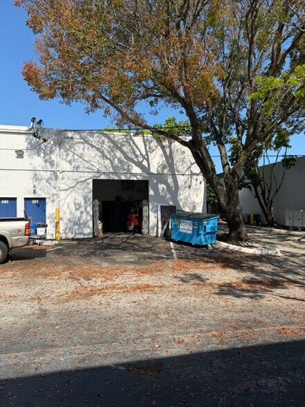 More Photos Of 2560 N Powerline Rd, Pompano Beach Showroom For Lease