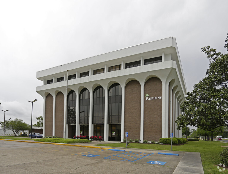 Primary Photo Of 916 S Burnside Ave, Gonzales Office For Lease