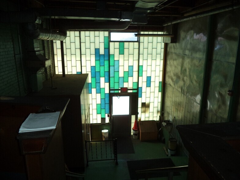 More Photos Of 121 Valley St, Manchester Showroom For Sale