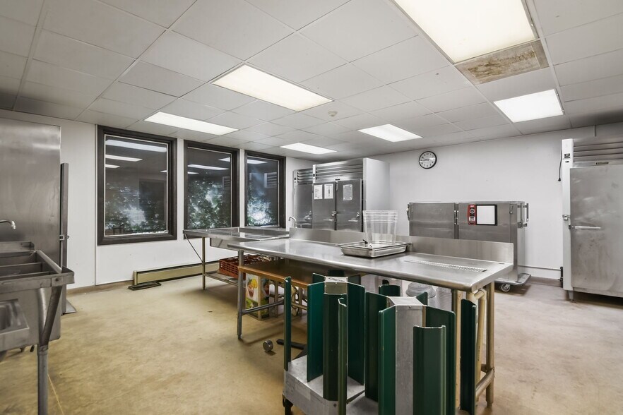 More Photos Of 227 E Adams St, Springfield Flex For Sale