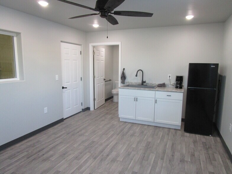 More Photos Of 365 Airlinks Dr, Garden City Industrial For Sale