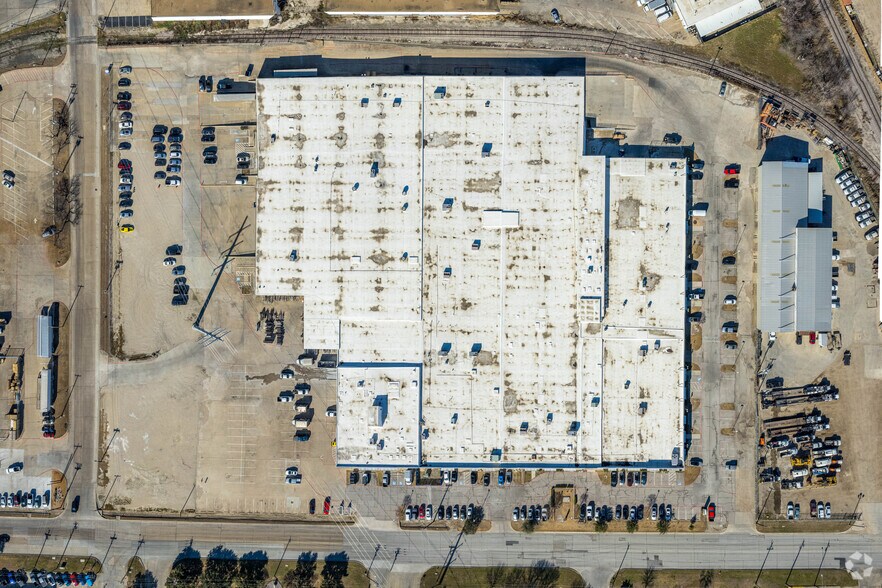 More Photos Of 1000 W Crosby Rd, Carrollton Warehouse For Lease