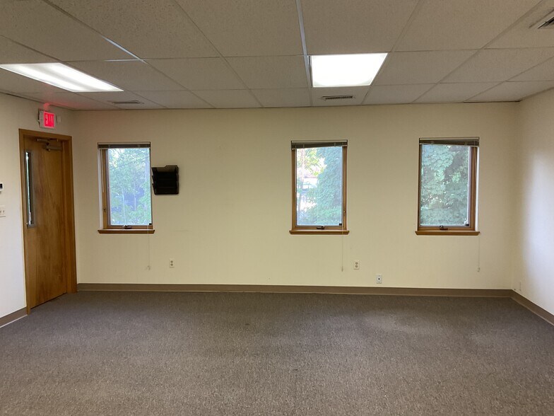More Photos Of 15 Rockland Ter, Verona Office For Lease