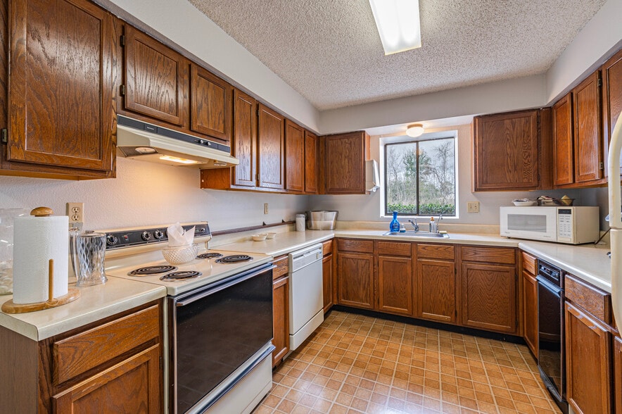 More Photos Of 1950 Oday Rd, Pearland Manufacturing For Sale