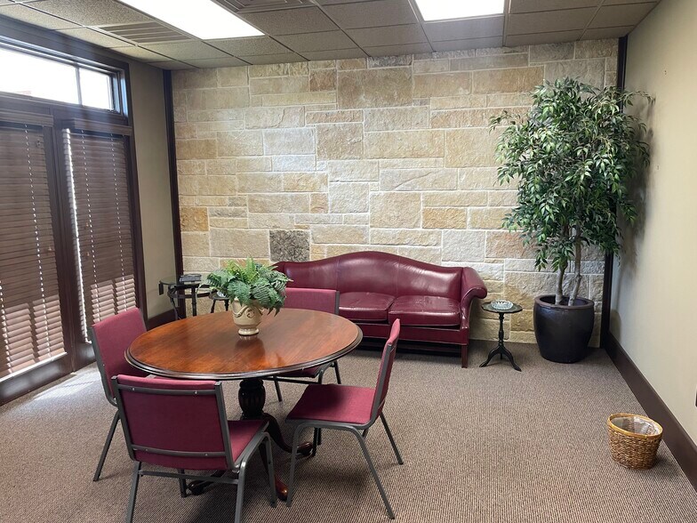 More Photos Of 2900 Trophy Dr, Bryan Office For Lease