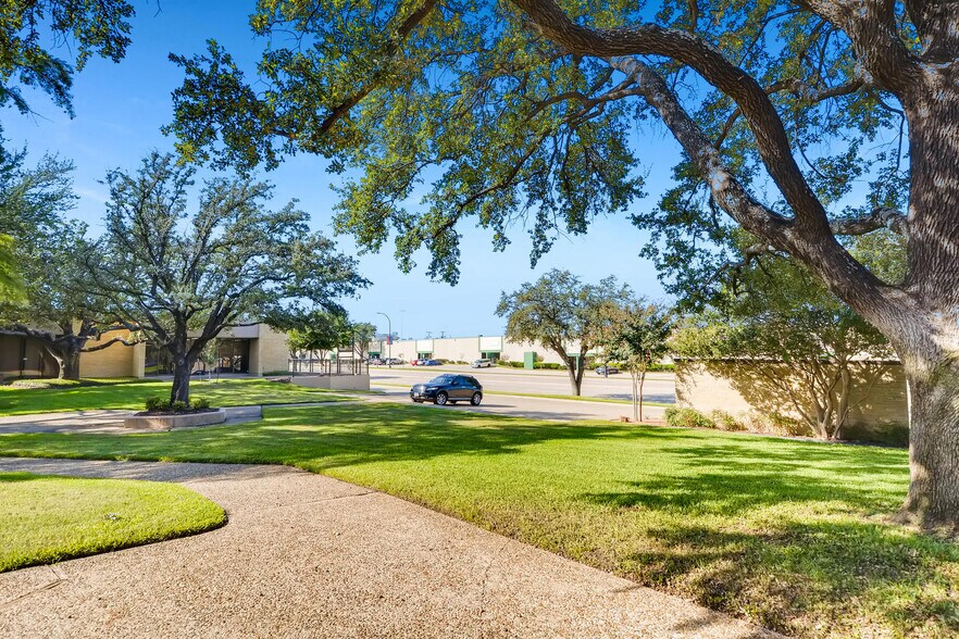 More Photos Of 2016 E Randol Mill Rd, Arlington Warehouse For Lease