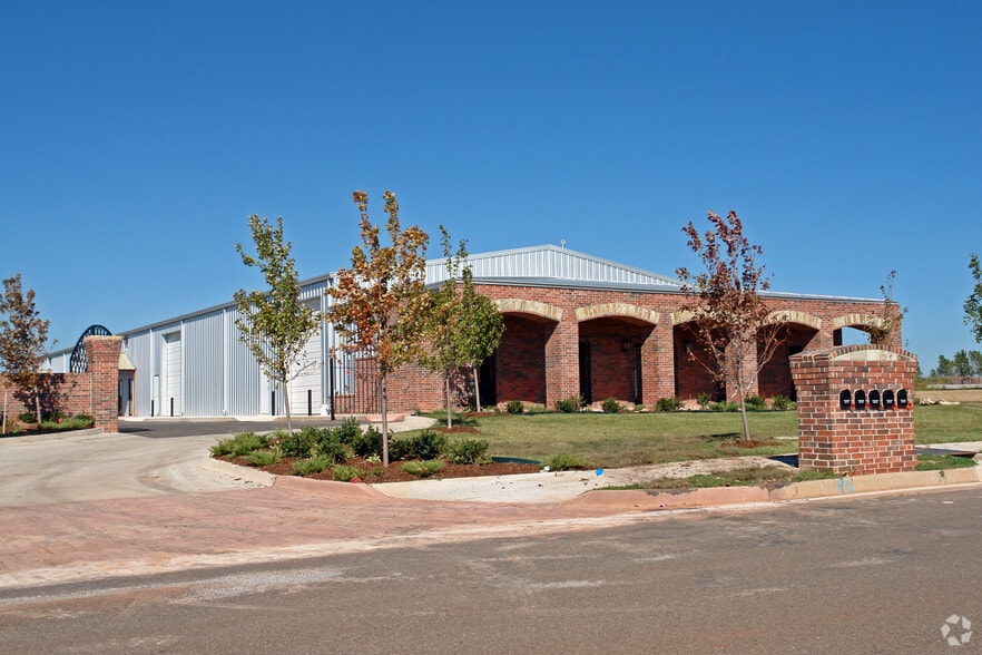 More Photos Of 625 Enterprise Dr, Edmond Showroom For Lease