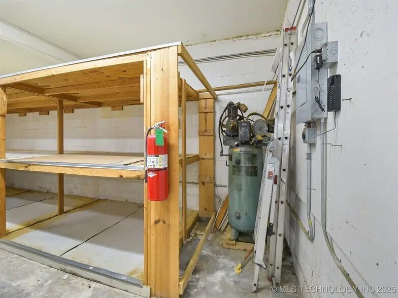 More Photos Of 600 N Commerce St, Ardmore General Retail For Lease