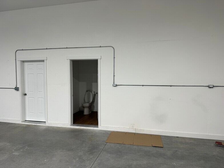 More Photos Of 5291 NW A Ave, Pendleton Airplane Hangar For Lease