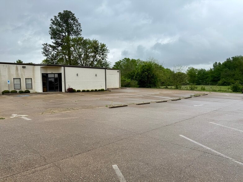 More Photos Of 2416 S Main St, Lindale Office For Sale