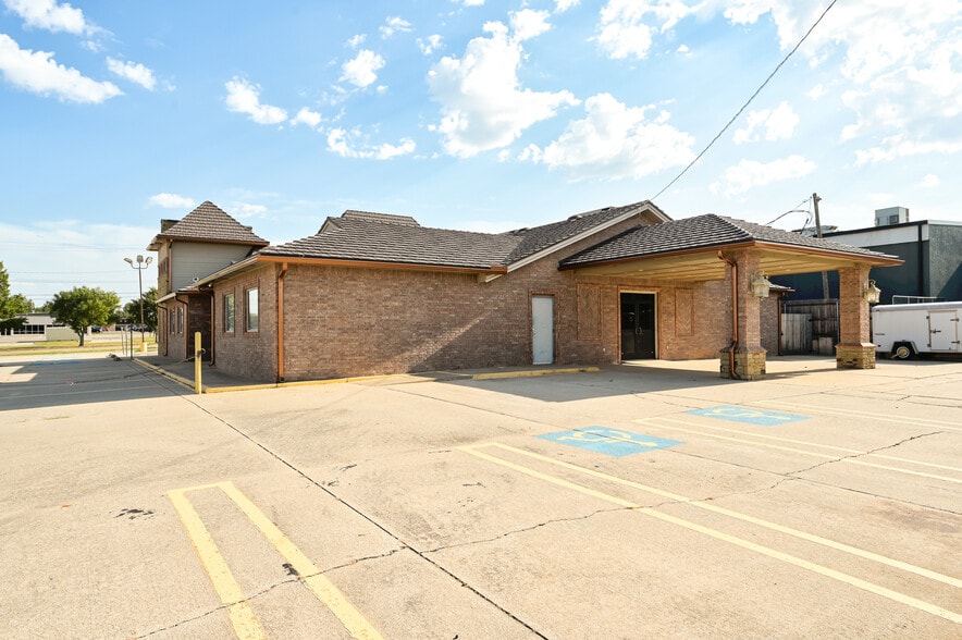 More Photos Of 450 E Main St, Yukon Religious Facility For Sale