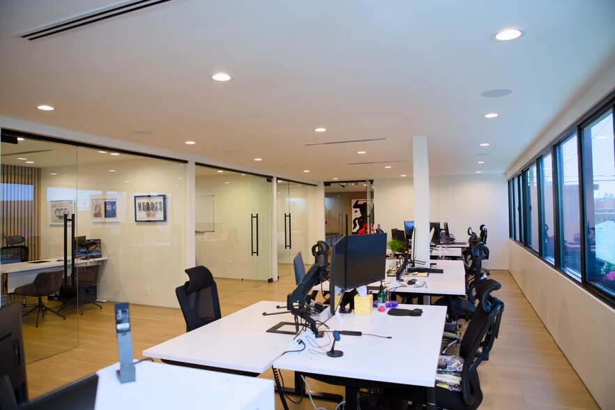 More Photos Of 648 N St. Andrews Pl, Los Angeles Loft Creative Space For Sale