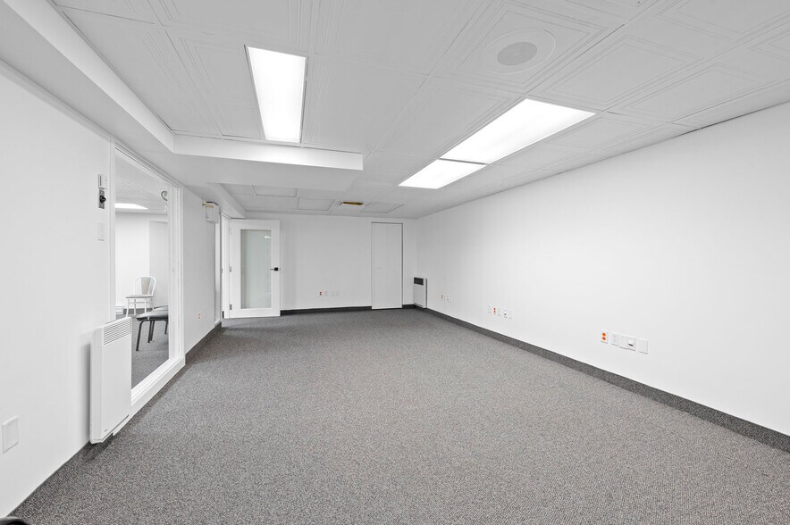 More Photos Of 190 Rue Deragon, Granby Office For Sale