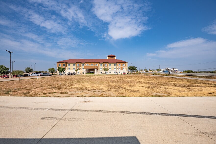 More Photos Of 805 N Parkway Dr, Alvarado Land For Lease
