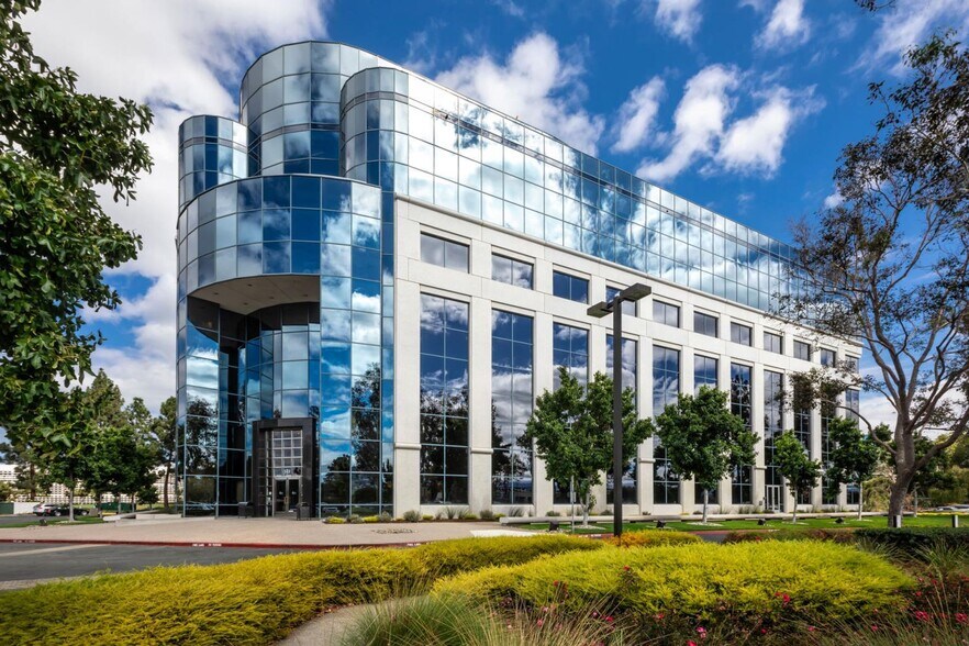 More Photos Of 333 Twin Dolphin Dr, Redwood City Office For Lease