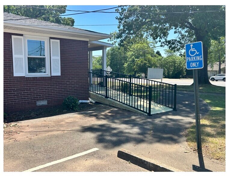 More Photos Of 1934 N Pleasantburg Dr, Greenville Medical For Lease