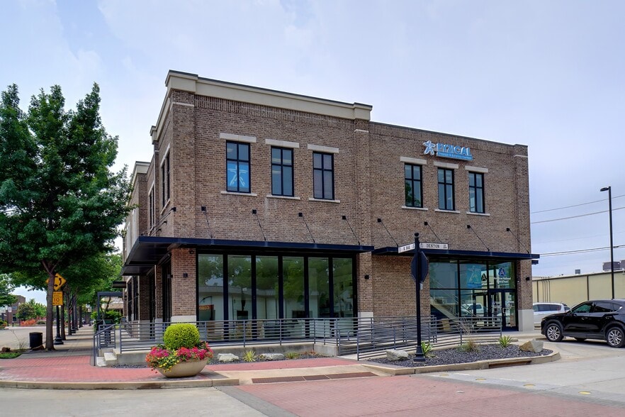 More Photos Of 409 N Oak St, Roanoke Storefront Retail Office For Lease