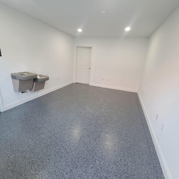 More Photos Of 2011 Commerce Lakes Dr, Port Saint Lucie Warehouse For Lease