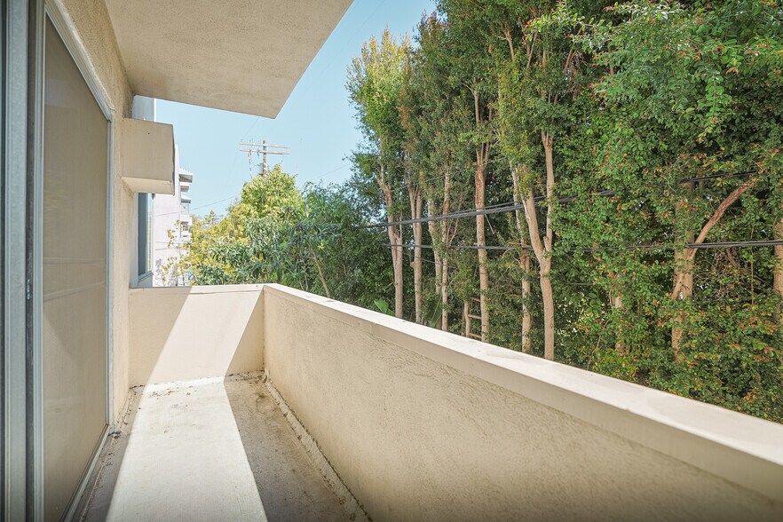 More Photos Of 142 S Wetherly Dr, Los Angeles Apartments For Sale