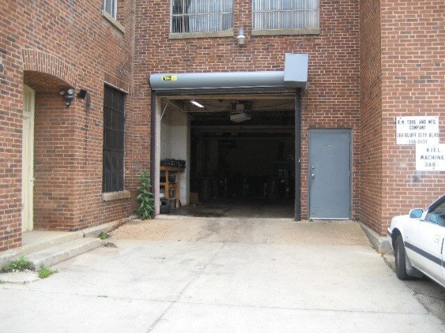 More Photos Of 366-368 Bluff City Blvd, Elgin Manufacturing For Lease