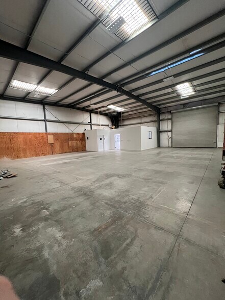 More Photos Of 8032 Dimiller Dr, Bakersfield Warehouse For Lease