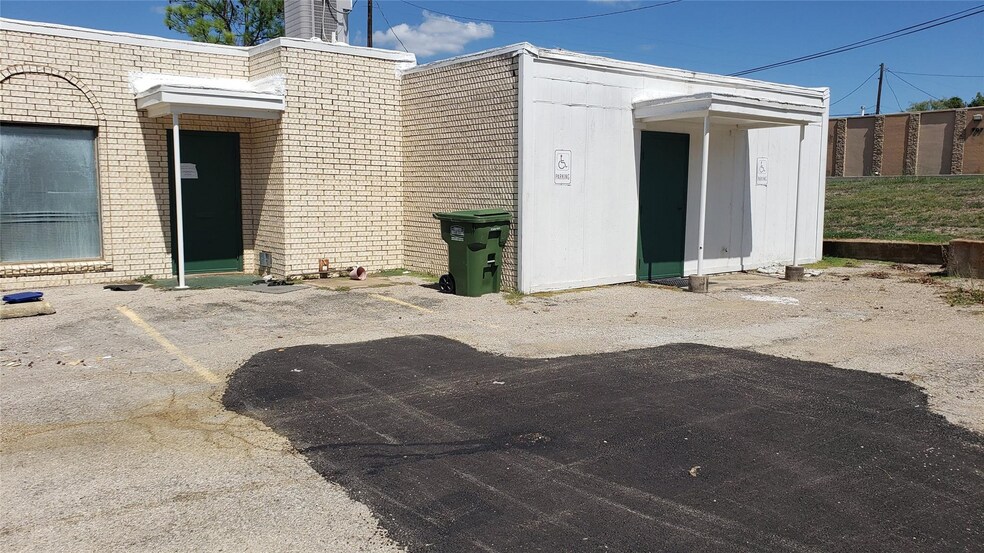 More Photos Of 711 SW 1st St, Mineral Wells Healthcare For Sale