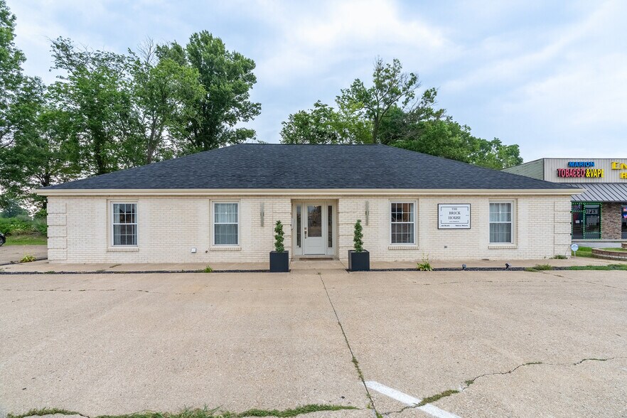 More Photos Of 709 N Carbon St, Marion Flex For Sale