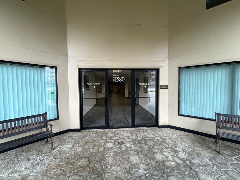 More Photos Of 1580 N Northwest Hwy, Park Ridge Office Residential For Lease