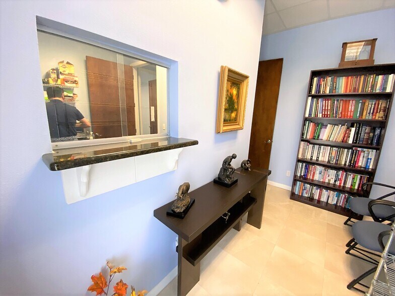 More Photos Of 515 E 27th St, Bradenton Office For Sale