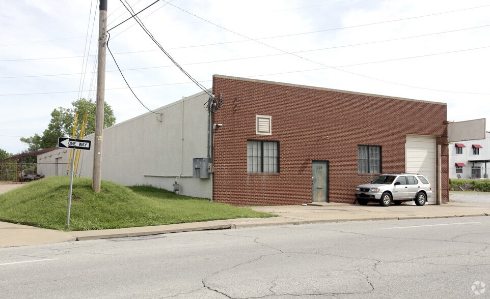 More Photos Of 705 E 1st St, Tulsa Office For Lease