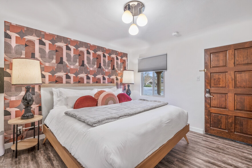 More Photos Of 1175 2nd St SE, Bandon Hotel For Sale