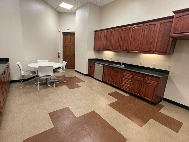 More Photos Of 1446 Spring St, Paso Robles Office For Sale