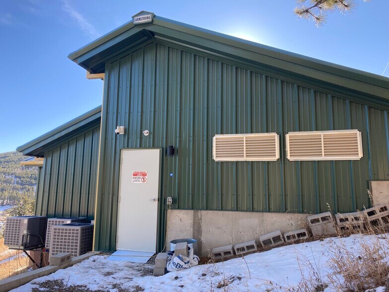 More Photos Of 258 E 5th St, Nederland Industrial For Sale