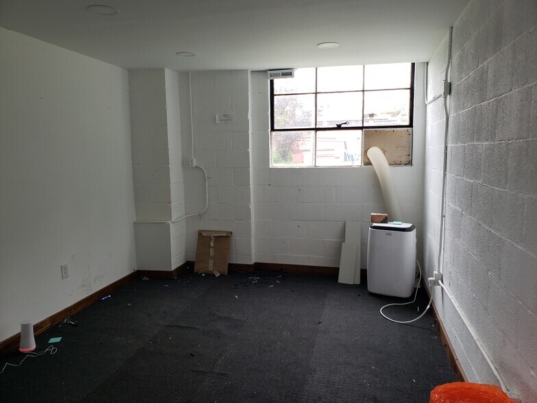More Photos Of 65 Sunderland Rd, Amherst Research And Development For Lease