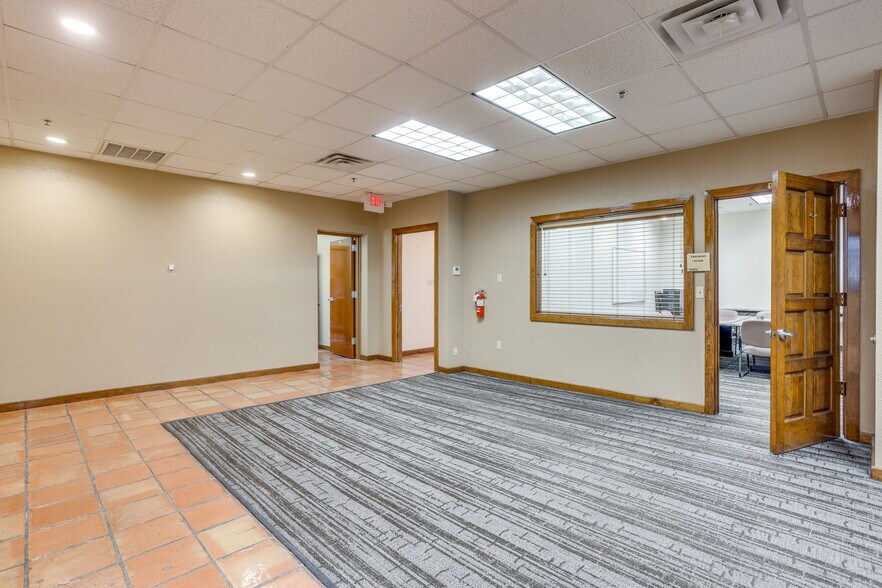 More Photos Of 3500 Noble Ave, Fort Worth Flex For Lease
