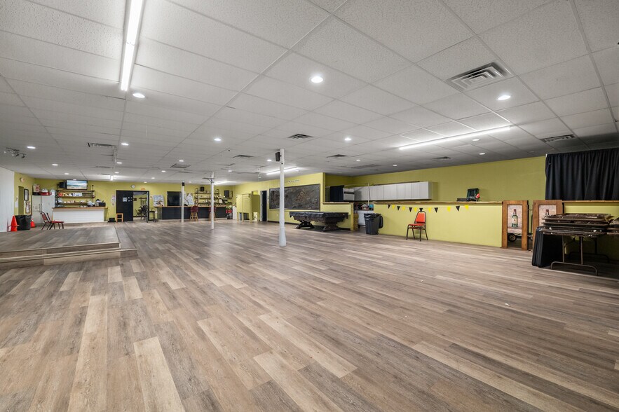More Photos Of 2541 W Southcross Blvd, San Antonio General Retail For Lease