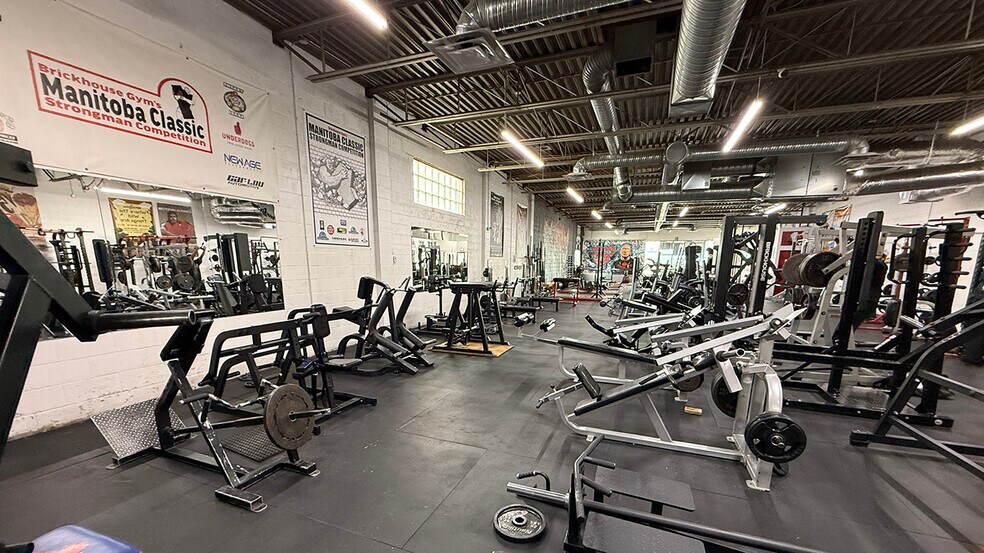 More Photos Of 104 King Edward St E, Winnipeg Showroom For Lease