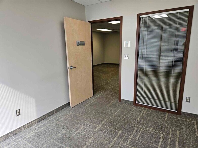 More Photos Of 390 Bay St, Sault Ste Marie Office For Lease