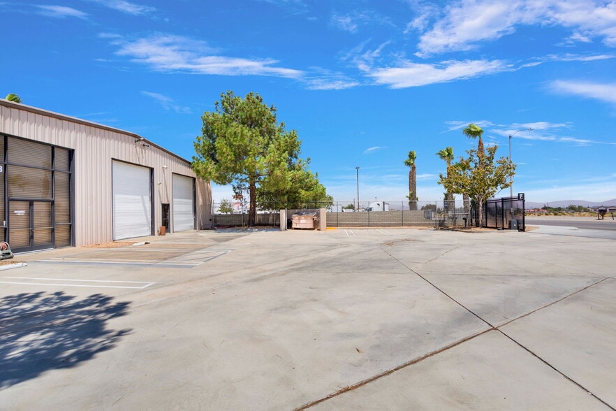 More Photos Of 11768 Mariposa Rd, Hesperia Service For Lease