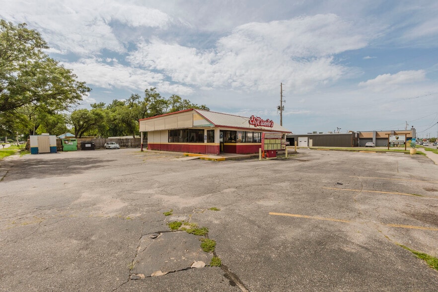 More Photos Of 503 N West St, Wichita Fast Food For Sale
