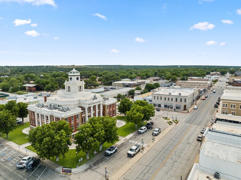 More Photos Of 702 W Wallace St, San Saba Hotel For Sale