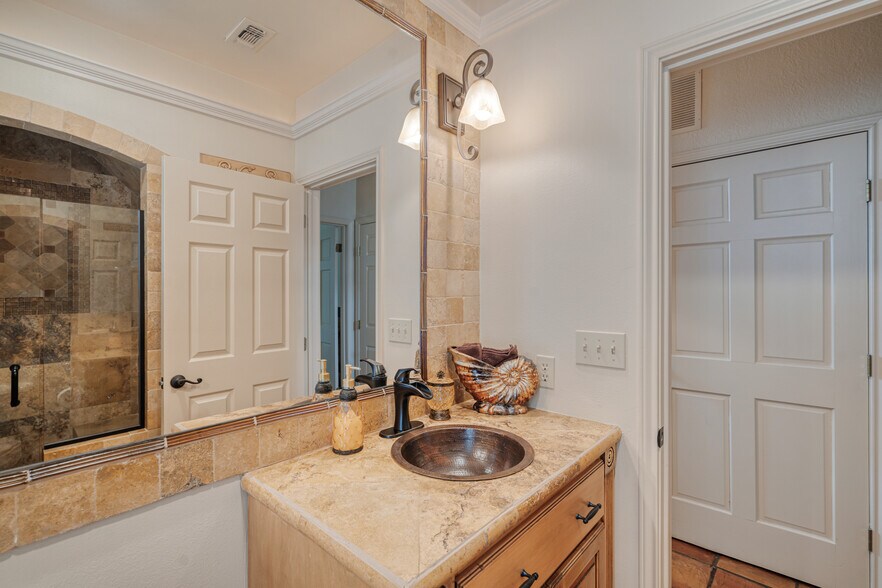 More Photos Of 505 Gilchrist Ln, Del Rio Specialty For Sale