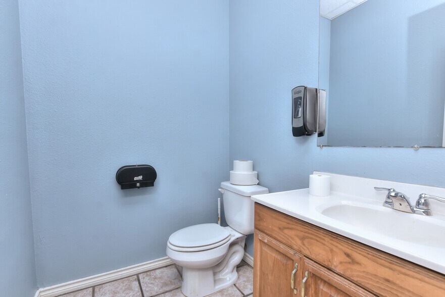 More Photos Of 4159 E University Ave, Georgetown Light Manufacturing For Sale